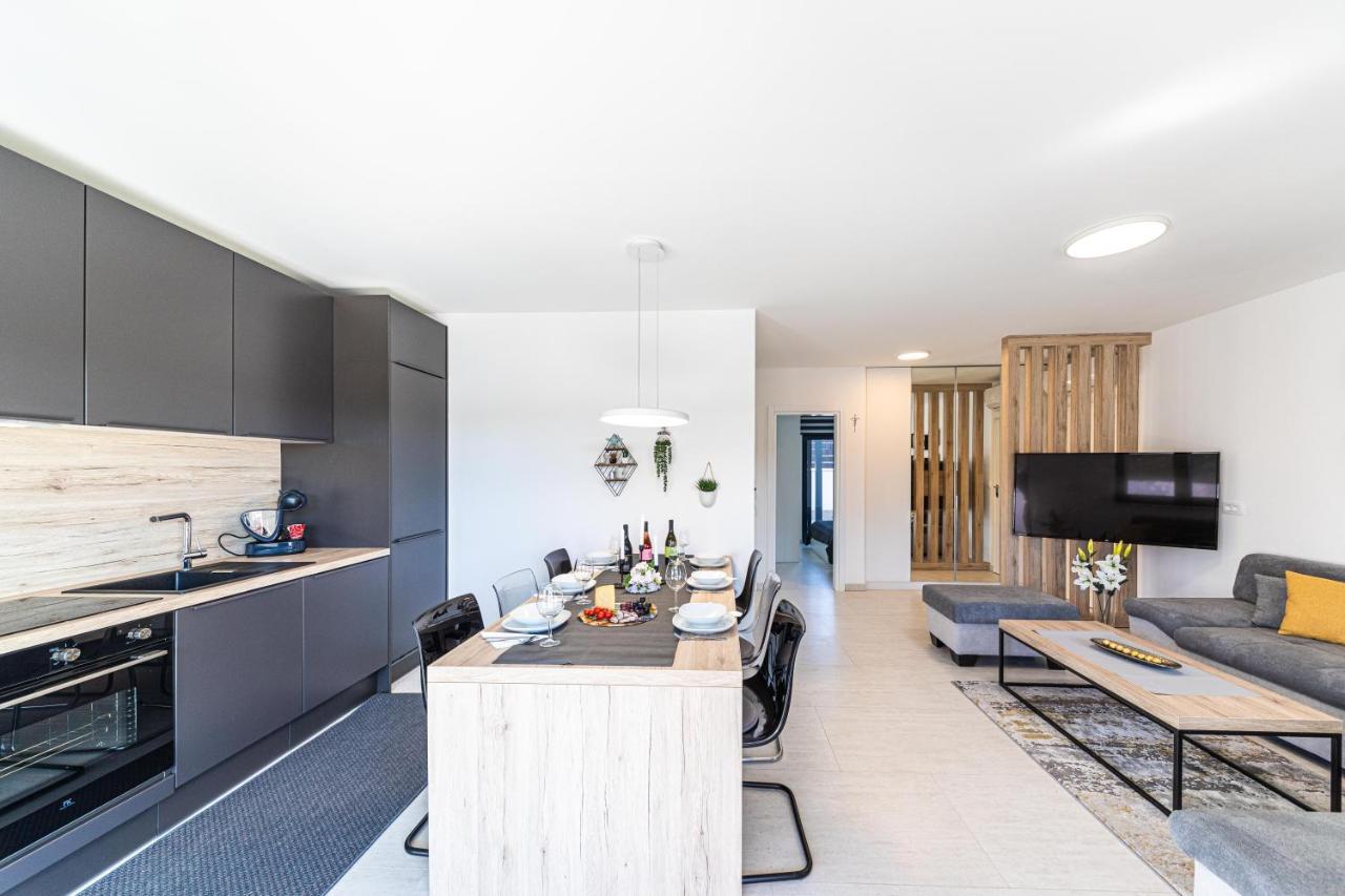 Luxury Apartment Pia With Swimming Pool And Grill Trogir Ngoại thất bức ảnh